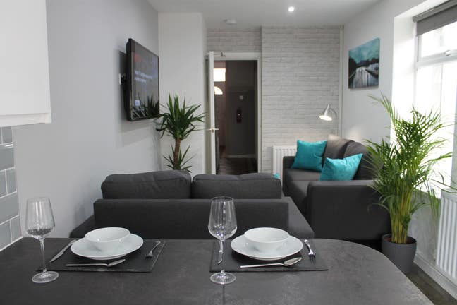 2 rooms to let in lovely modern female household Main Photo