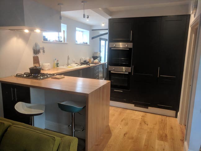 Large en suite  Room - Modern House -Best Location Main Photo