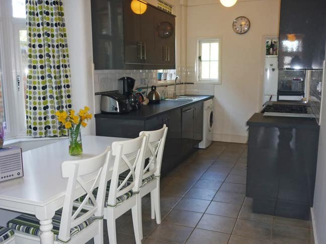 Double room in a beautifully renovated house! Main Photo