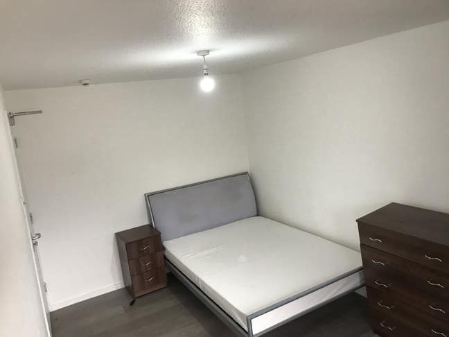 Spacious Double Room, walking distance from Hub  Main Photo