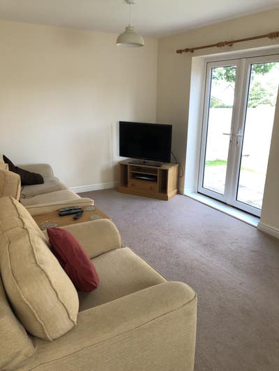 Double room for rent in large 3 bed detached house Main Photo