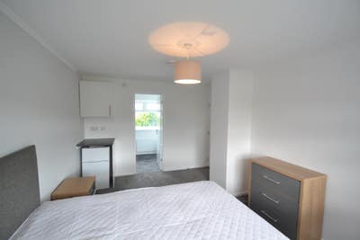 Stuart Road - 2 Mins to Town Centre! Main Photo