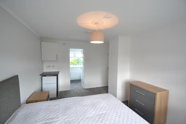 Stuart Road - 2 Mins to Town Centre! Main Photo