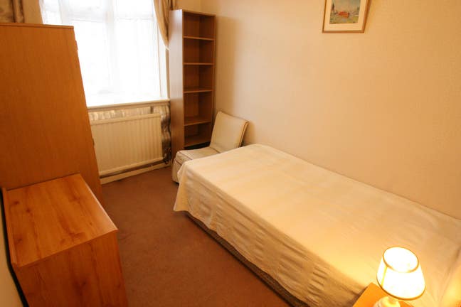 Single room in friendly house - Raynes Park/Morden Main Photo