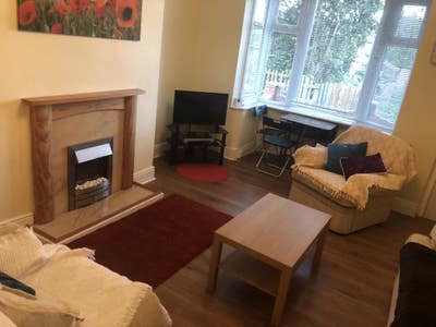 Quiet end terrace house for post grads Main Photo