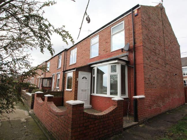 Quiet end terrace house for post grads Main Photo