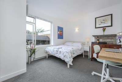 4 bed flat with garden in quiet North Kensington Main Photo