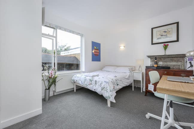 4 bed flat with garden in quiet North Kensington Main Photo