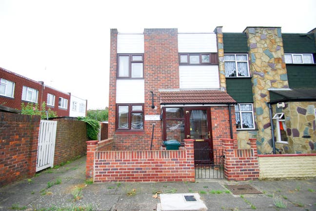 Thre bed un-furnished house in Hainault IG6 Main Photo