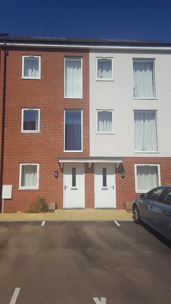 Single room near Bedford Hospital & City . Main Photo