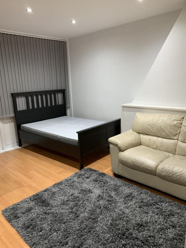 One Single room to let near mile end station£160pw Main Photo