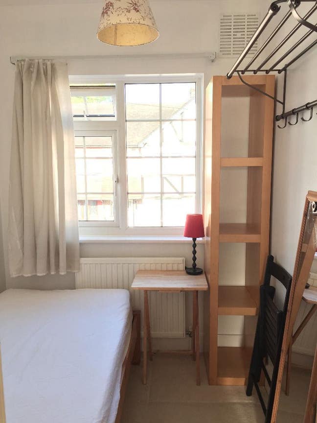Bright ,decorated single room, off Lea Bridge rd. Main Photo
