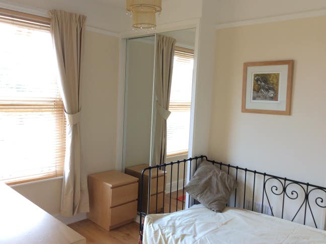 Sunny room in friendly Victorian house Main Photo