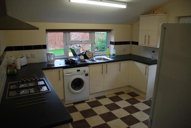 1 Student Room Available 1st August Main Photo