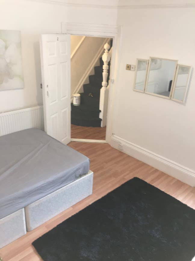 ⚠️ ALL BILLS  light filled room, one left !!  Main Photo