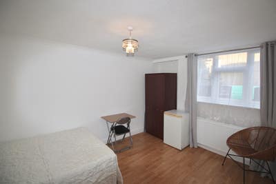 Double Room Available  in Hammersmith  Main Photo