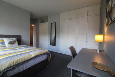 Huge Double Bedroom in a Beautiful House! Main Photo