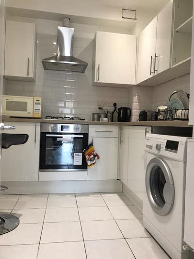 Large Furnished En-Suite Loft Room–Edmonton London Main Photo