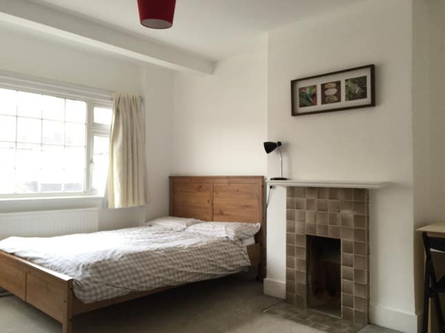 Bright ,decorated double room, off Lea Bridge rd. Main Photo