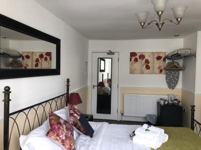 En-suiite Double and single rooms available  Main Photo