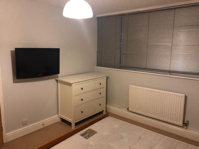 Double bedroom in very friendly house share  Main Photo
