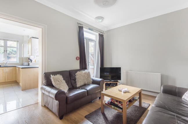A modern spacious and well presented house for 5  Main Photo