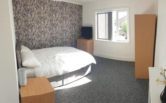  Newly Decorated Double Room Available Now Main Photo