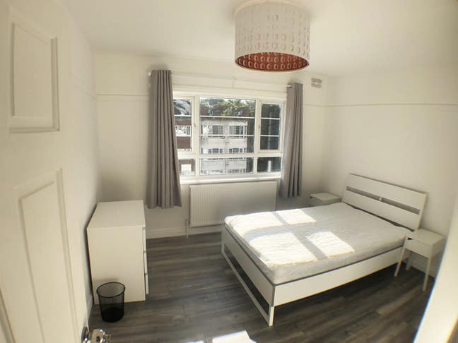 😍Room in Refurbished Top Floor Apartment 😍 Main Photo