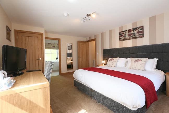 Modern en-suite Room with cleaning Main Photo