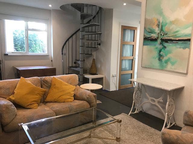 Unusual converted studio Fulham Main Photo