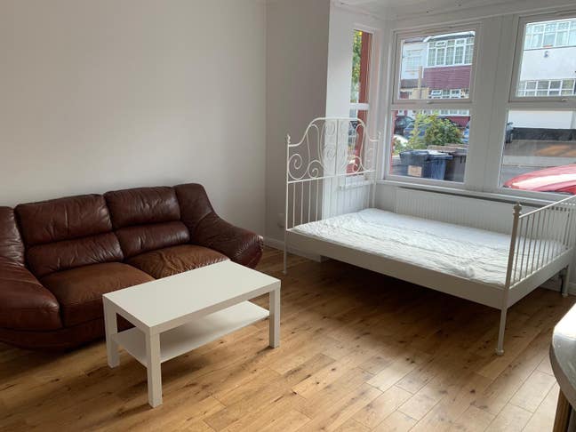 Large Double En-suite Bedroom  Main Photo