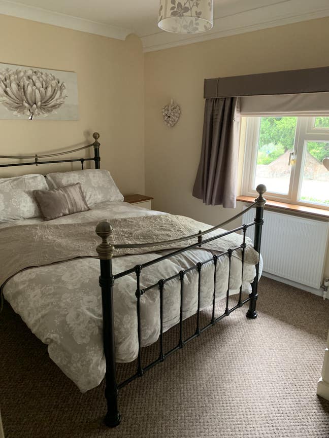 Room in quite village location Main Photo