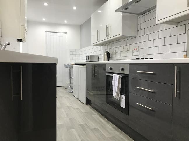 Stylish Modern House single room En-suites!!  Main Photo