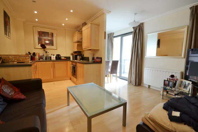 Spacious 1 Bedroom Flat to Rent Great Location W3 Main Photo