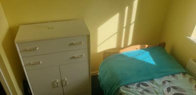 Medium sized room to let Main Photo