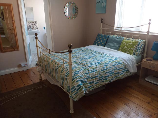 Large double room, fully furnished with en-suite Main Photo