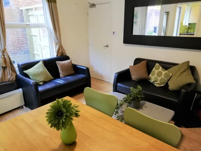 Huge Room - Walking Distance To Town Centre Main Photo