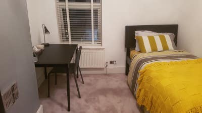 Mon-Fri Room to Rent in Quiet House Main Photo