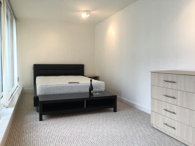 Large room in great location with own balcony Main Photo