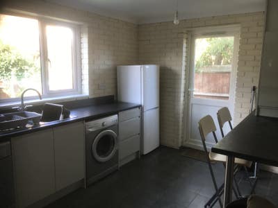 Large room, fantastic house, good location  Main Photo