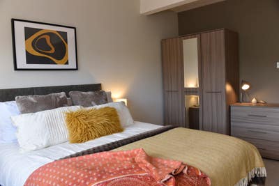 Large Double Room + Ensuite in Great location Main Photo