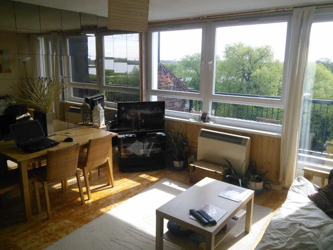Gay friendly riverside flatshare near tube (Bills  Main Photo