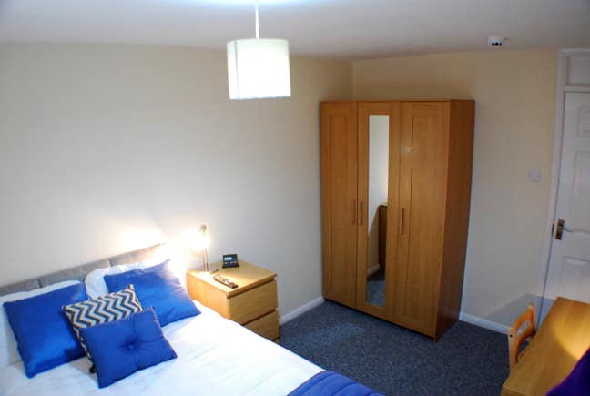 Double Room nr City Centre - Quick walk to Train Main Photo