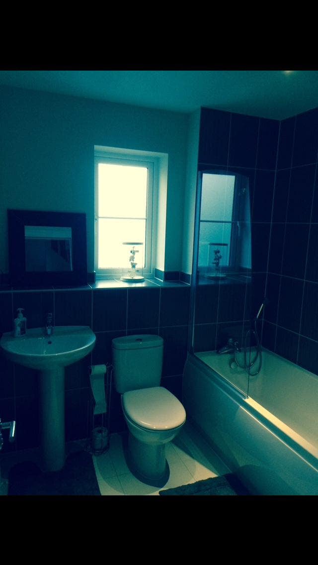 Modern small double room/central crawley  Main Photo