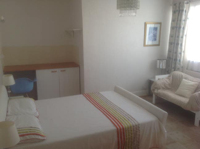 Large, comfortable double bedroom near the beach Main Photo