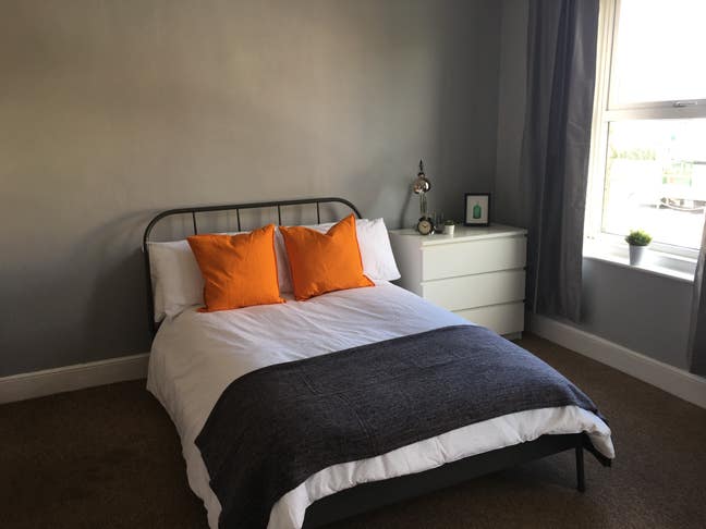 Very spacious double room close to town centre Main Photo