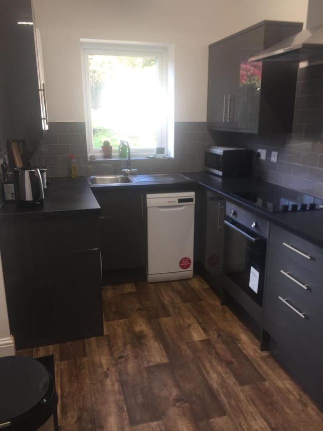 Ensuite room in modernised house at Hillsbourough Main Photo