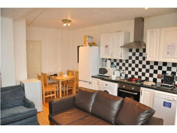 Lovely Single Room + Living room (All Bill Inc) Main Photo