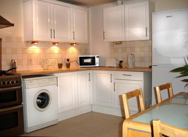 Ensuite , great housemates nr Hospital CMK Stadium Main Photo