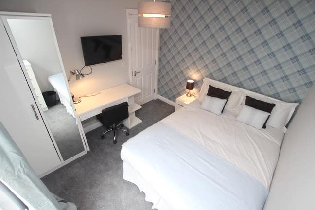 Modern Furnished Double Room in Town Centre Main Photo